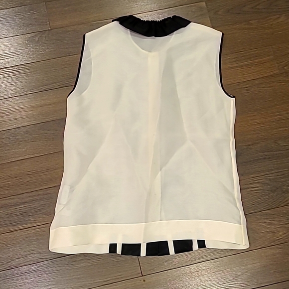 Stunning Women's Moschino Sleeveless Top - Picture 2 of 7